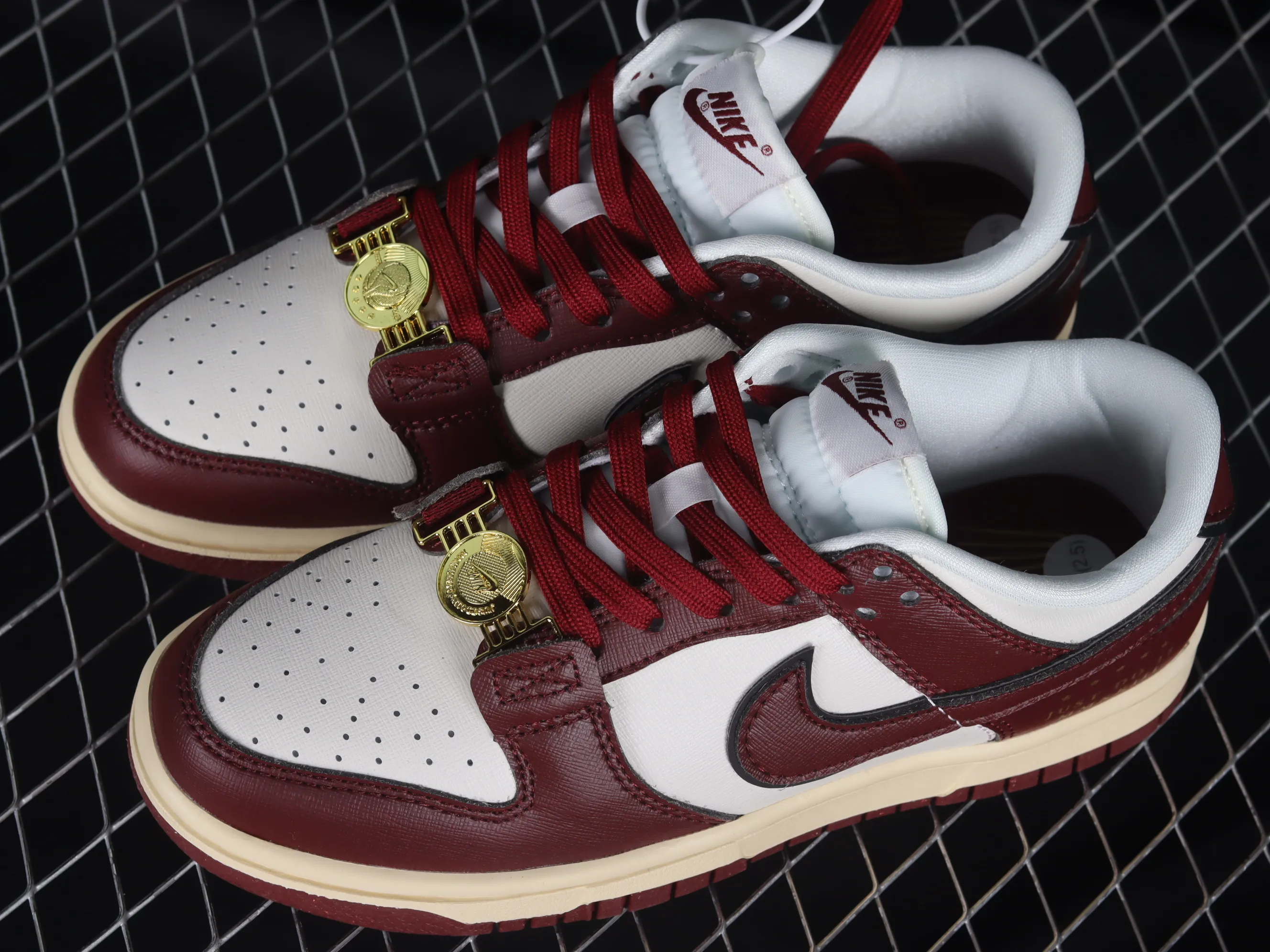 All categories Nk SB Dunk Series Nk SB Dunk Low low-top sneakers Cost-effective version Nk Dunk Low "Team Red" metal buckle burgundy SB low-top sports and leisure sneakers DV1160-101